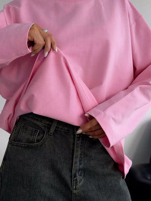 Pink oversized crewneck sweatshirt with voluminous sleeves and crew neckline.