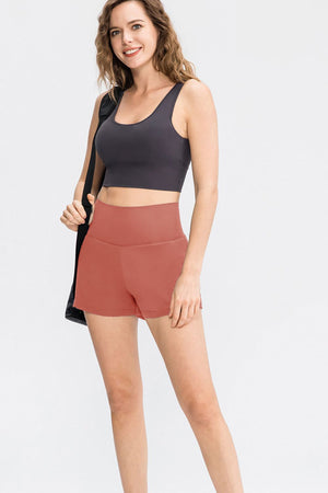Sculpted high-waist active shorts in dusty pink with a comfortable fit.
