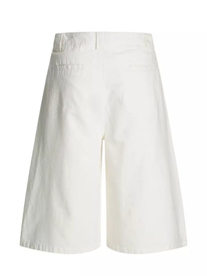 White wide-leg capri trousers with back pockets and a casual fit.