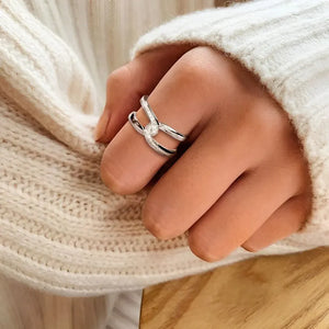 Silver intertwined pavé band ring with sparkling details