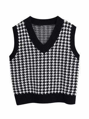 Houndstooth knit v-neck tank top in black and white.