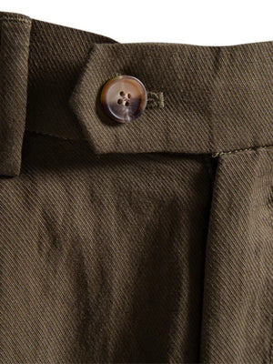 Classic pleated chino shorts in coffee with a button closure and visible stitching detail.