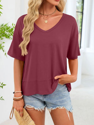Relaxed fit V-neck t-shirt in wine red with short sleeves and a layered hem.