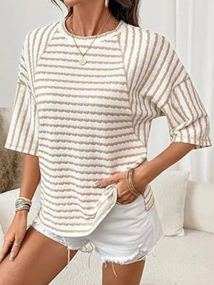 Wavy stripe knit t-shirt with relaxed fit and short sleeves in khaki and white.