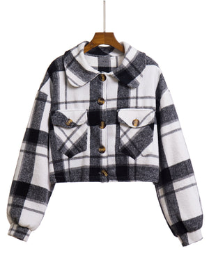 Chic plaid jacket in white and black with buttoned chest pockets and a collared neckline.