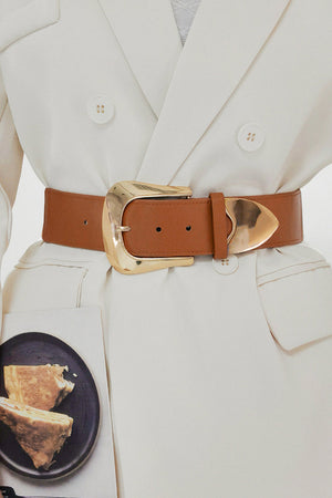 Caramel leather belt with sculpted gold buckle, adjustable.