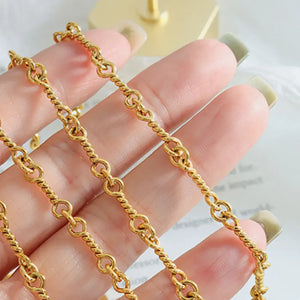 Gold twisted rope detail chain necklace with interlocking links.