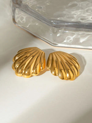 Gilded scallop ear studs in gold with a polished finish and ribbed detail.