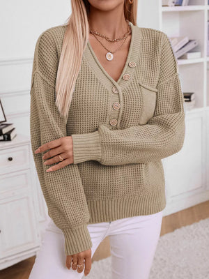 Relaxed knit sweater with V-neck, button detail and chest pocket in a waffle knit.