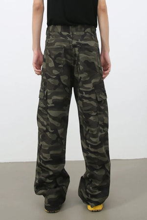 Wide-leg camo cargo pants in green camouflage, 100% cotton, with multiple pockets.
