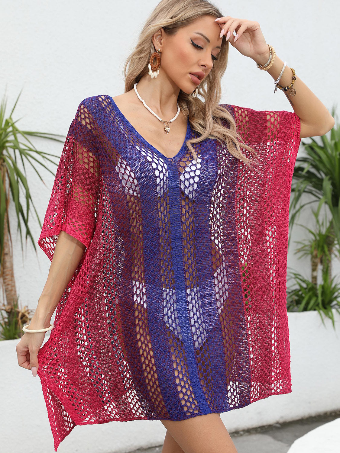 Ombre crochet kaftan cover-up with V-neck and short sleeves in red-violet and dark blue.