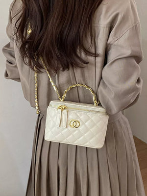 Quilted Leather Crossbody Bag in Black, fit detail