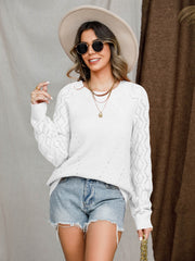 White diamond-cut raglan knit sweater with crew neck and long sleeves.