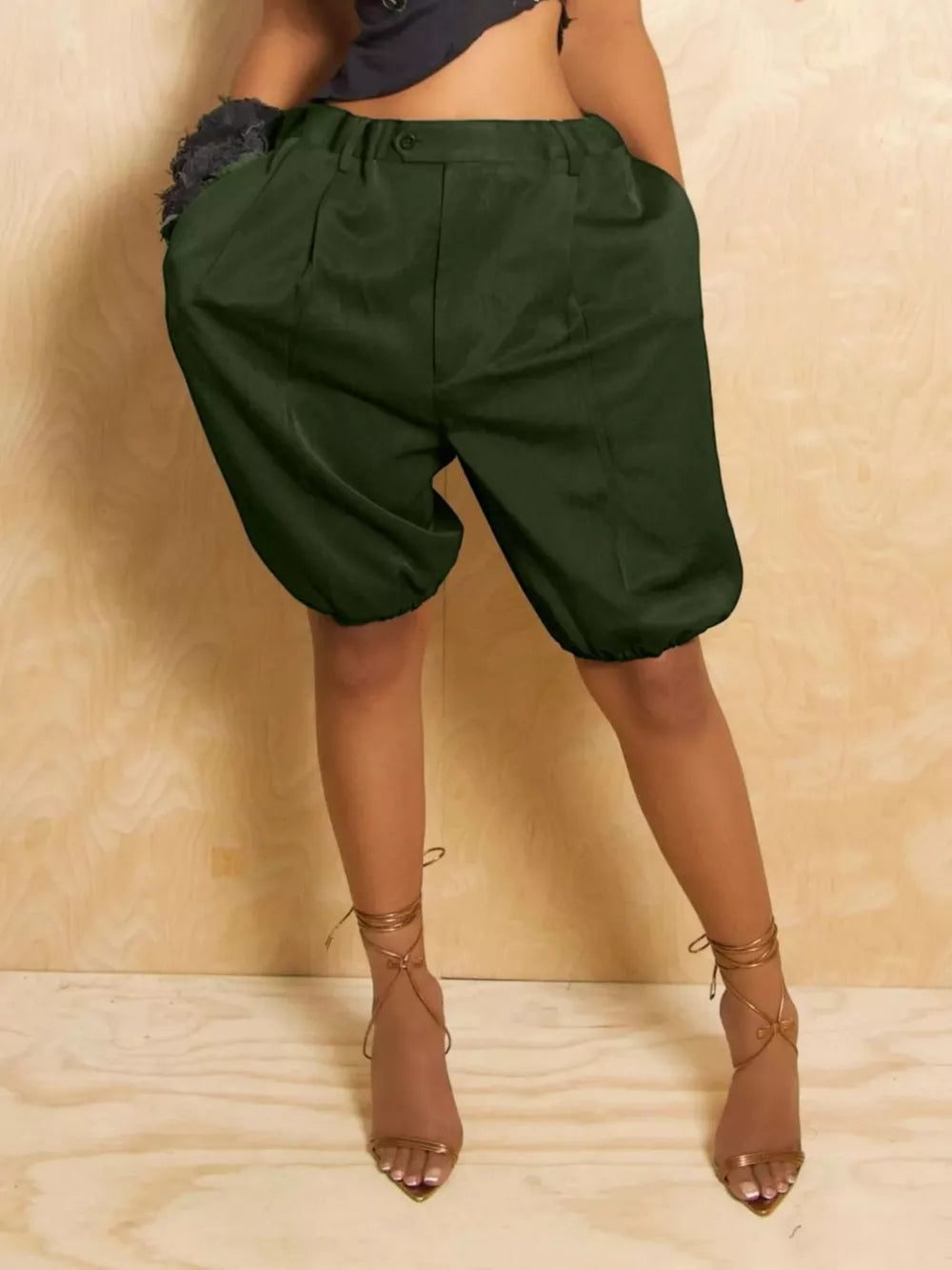 Military green pleated high-waisted shorts with drawstring and balloon leg