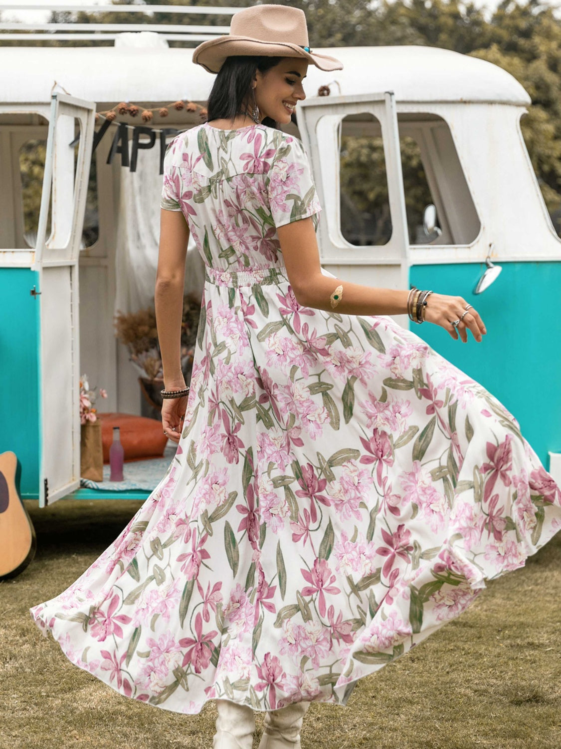 White floral maxi dress with button detail and short sleeves, made of 100% viscose.