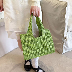 Woven Straw Handbag in Green, fit detail