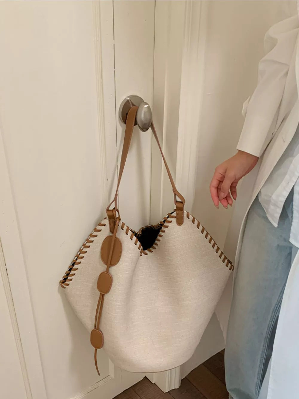 Casual Large Capacity Shoulder Bag in Brown, fit detail