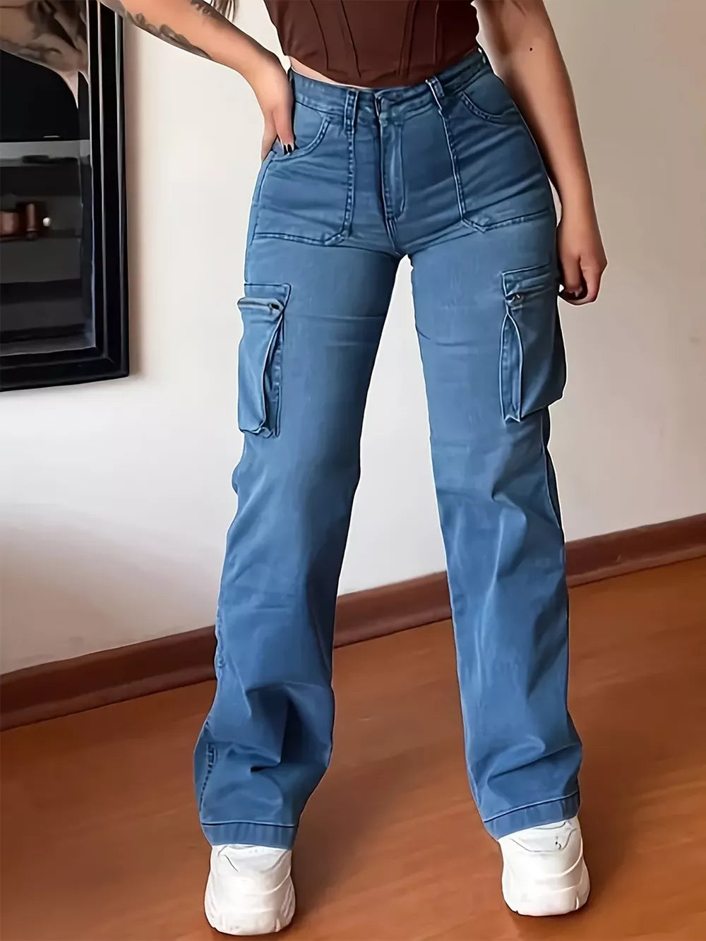 Blue cotton cargo pants with high waist and buttoned pockets.