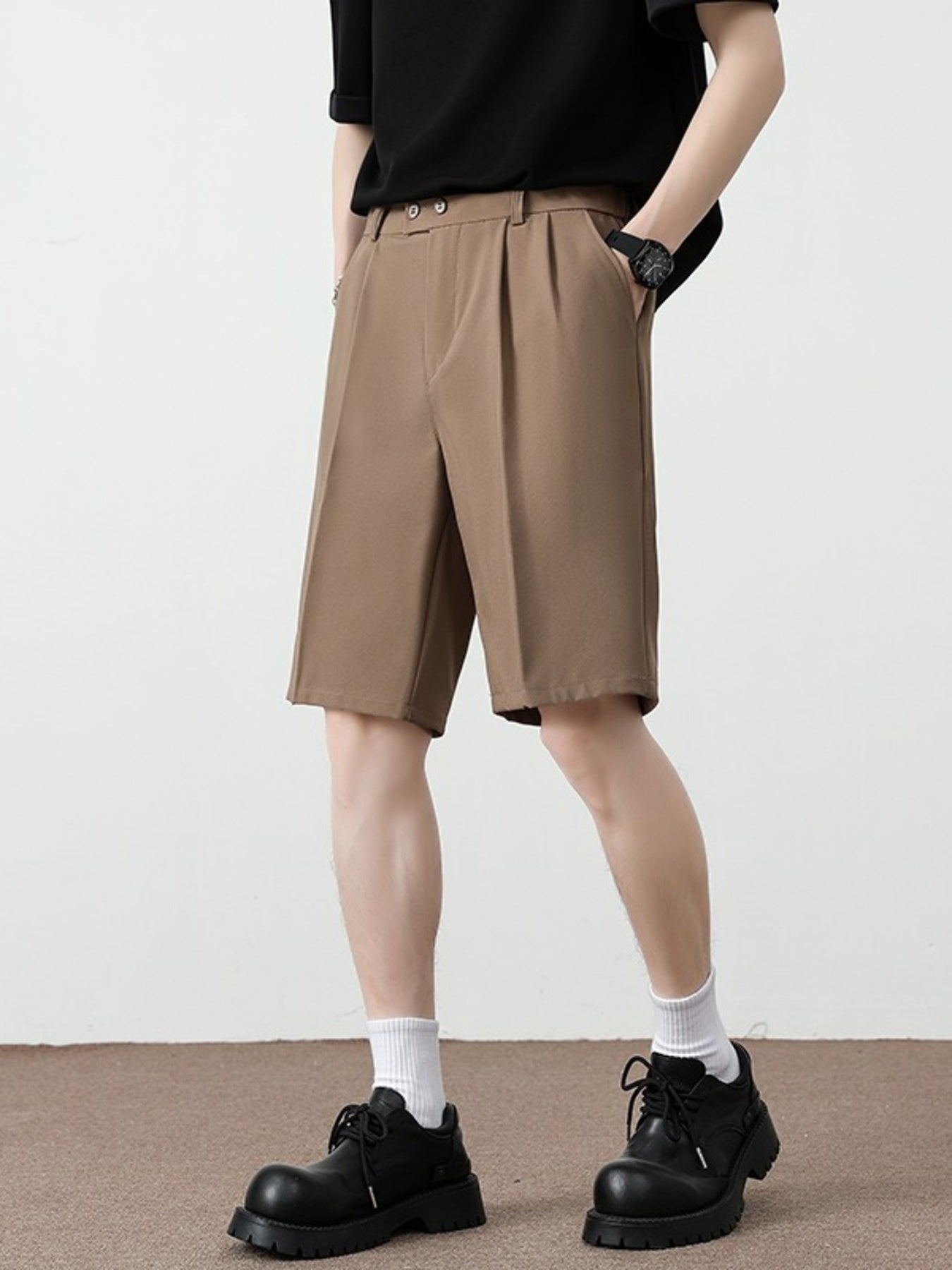 Light brown pleated detail loose-fit men's chino shorts with a relaxed cut.