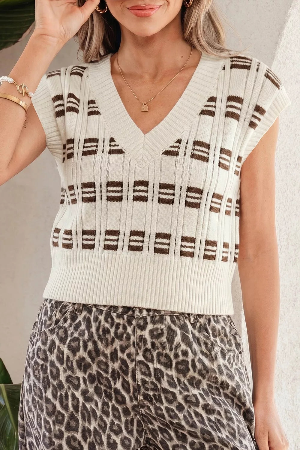 Contrast Geometric Textured Knit V Neck Cropped Sweater Vest, front view