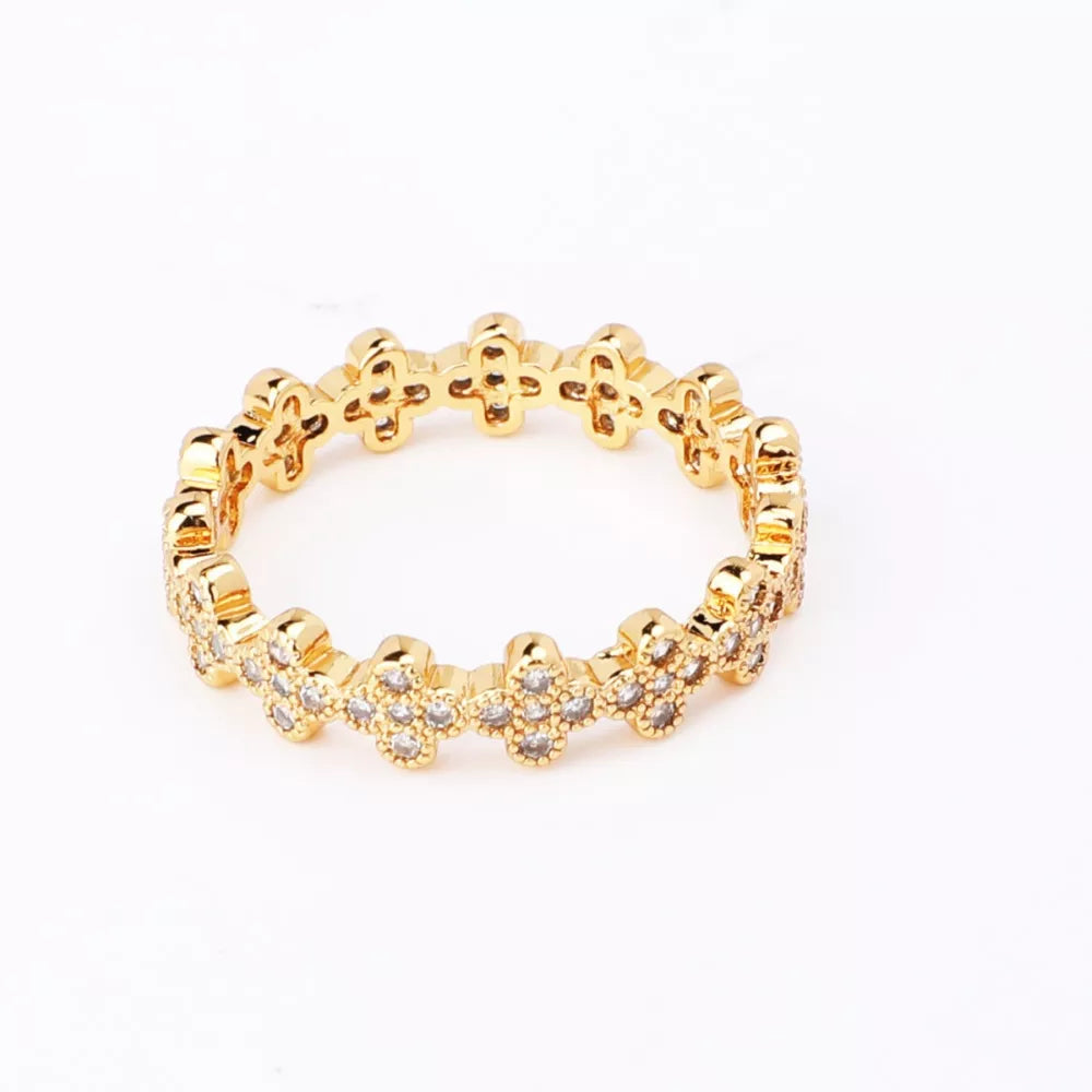 Gold-plated ring with delicate zircon cluster clover design