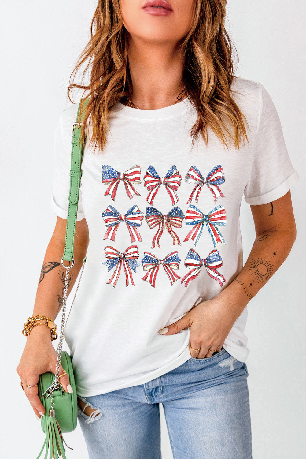 White t-shirt with patriotic bow print and crew neck