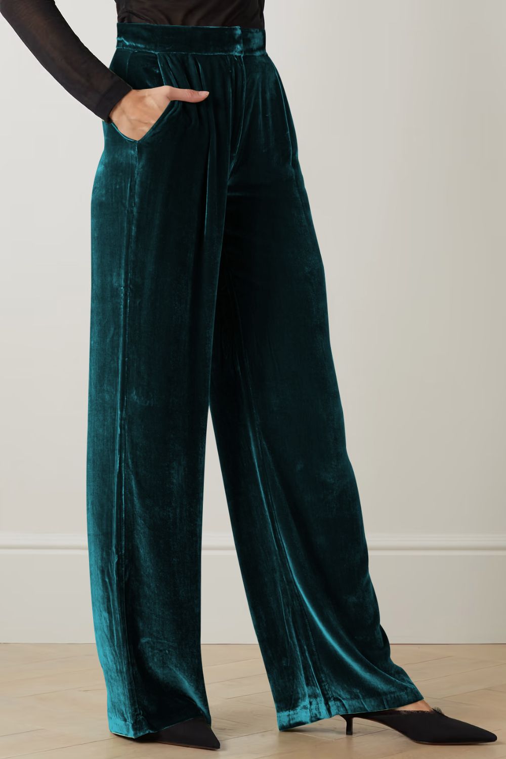 Velvet palazzo trousers in dark green with a high waist and pockets.