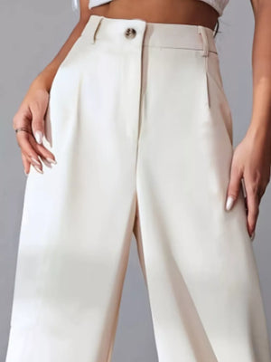 High-waisted apricot pleated wide-leg maternity trousers with button closure and pockets.