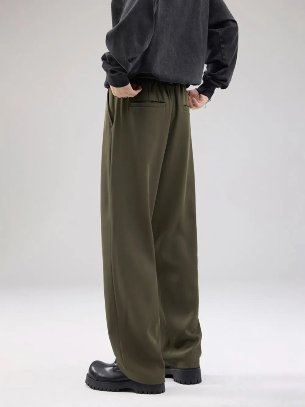 Men's army green wide-leg sweatpants with drawstring and pockets.