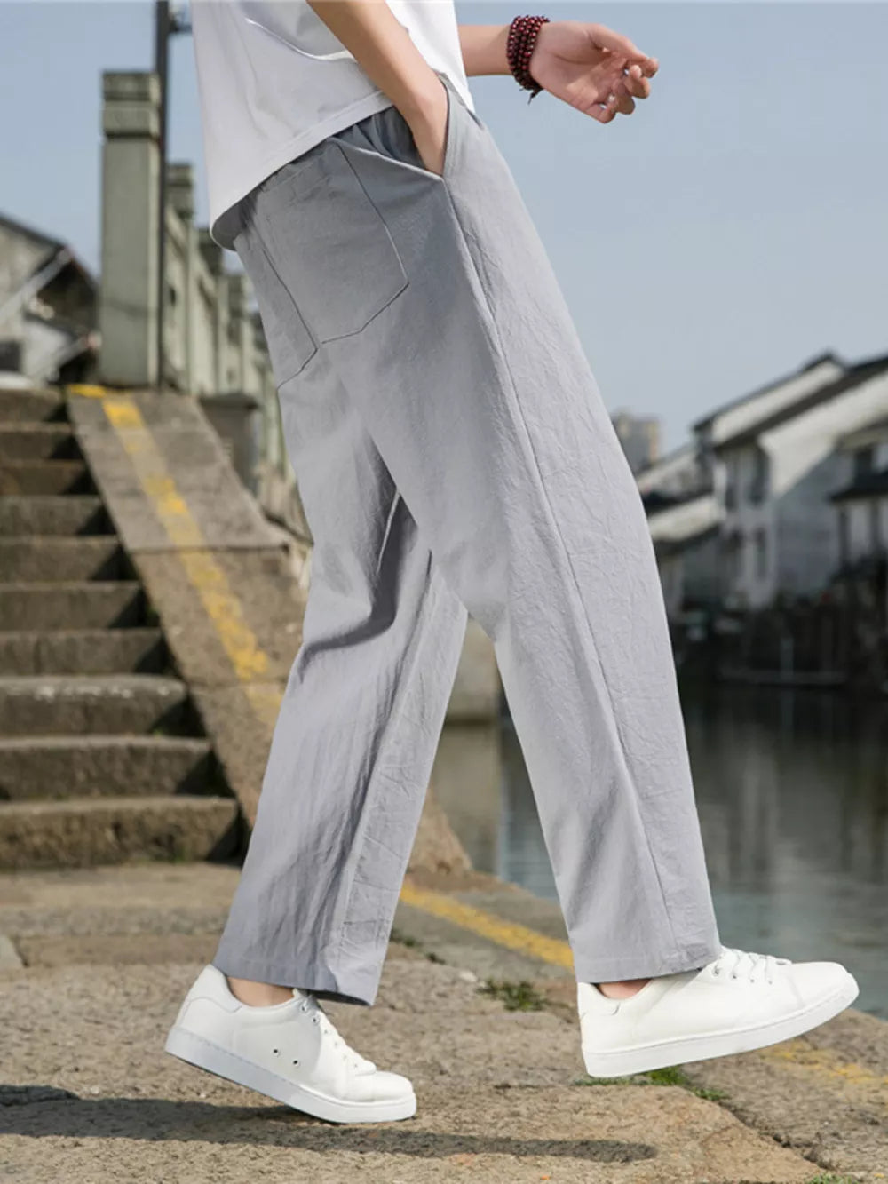 Men's light gray drawstring sweatpants with pockets, casual fit