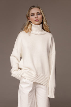Oversized white cashmere turtleneck sweater with ribbed cuffs and hem.