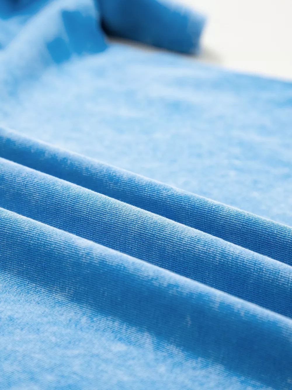 Mineral washed blue cotton t-shirt with a crew neck and casual oversized fit.
