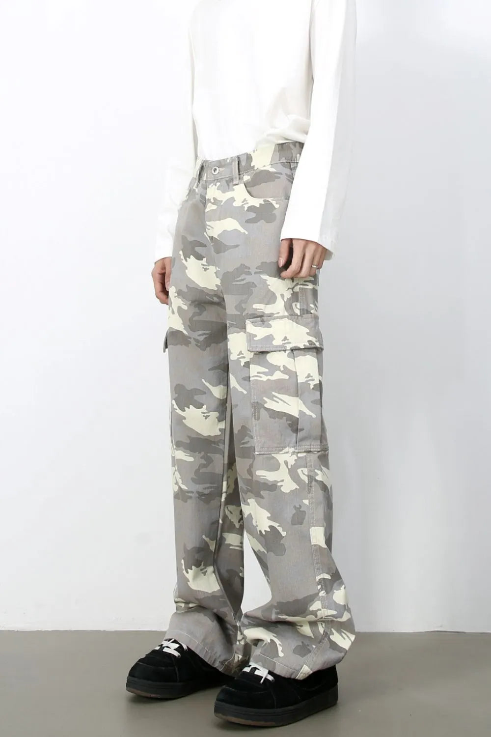 Wide-leg camo cargo pants in gray camouflage, 100% cotton, with multiple pockets.