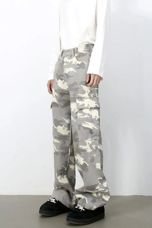 Wide-leg camo cargo pants in gray camouflage, 100% cotton, with multiple pockets.