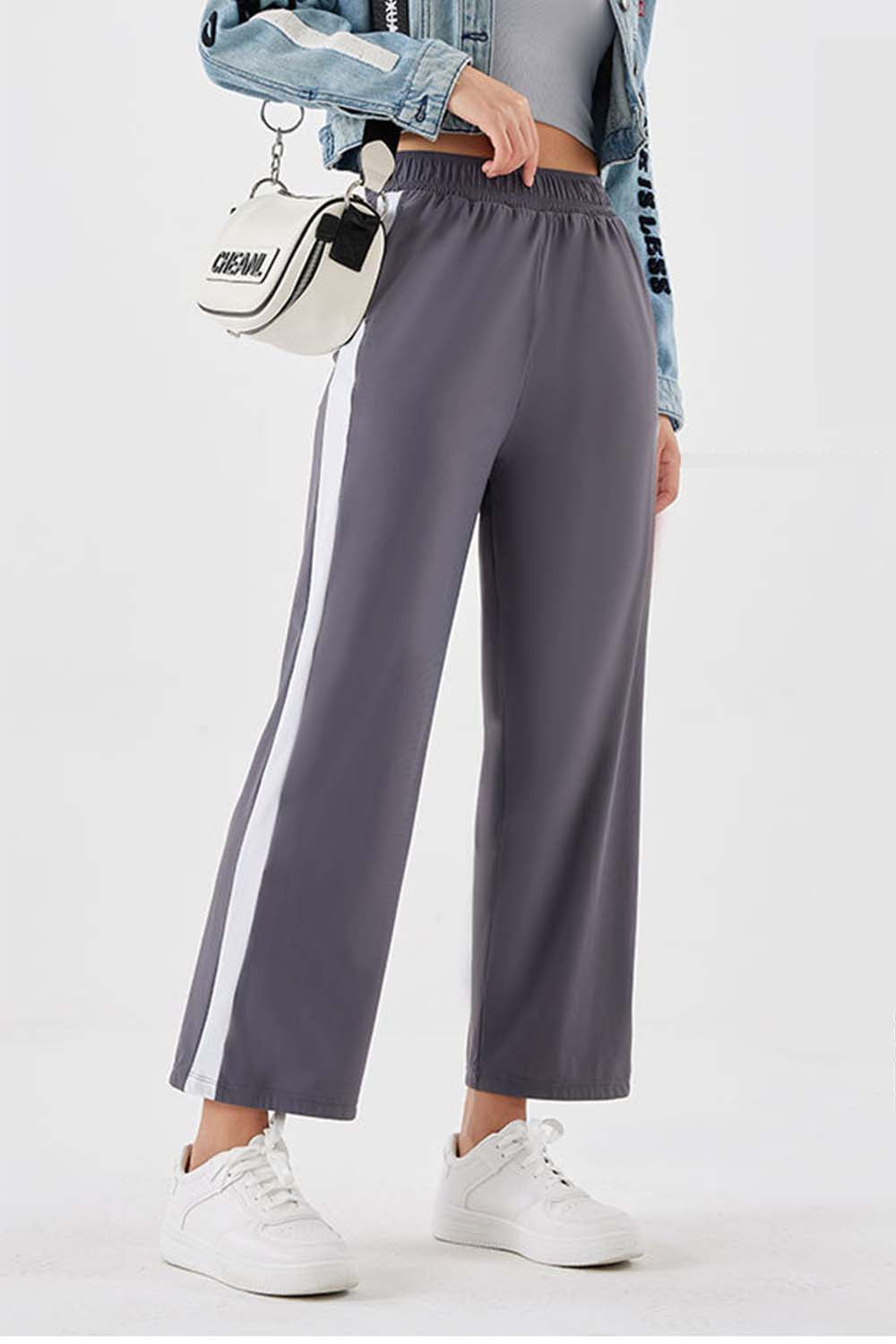 Relaxed trousers in charcoal with a white side stripe and wide leg.
