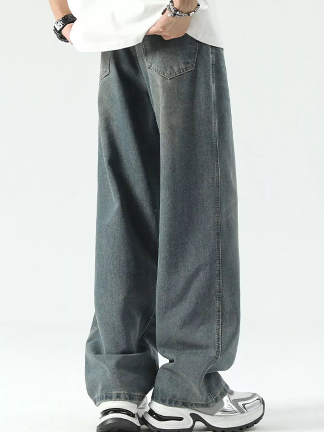 Relaxed wide-leg jeans in vintage blue denim with a comfortable fit.
