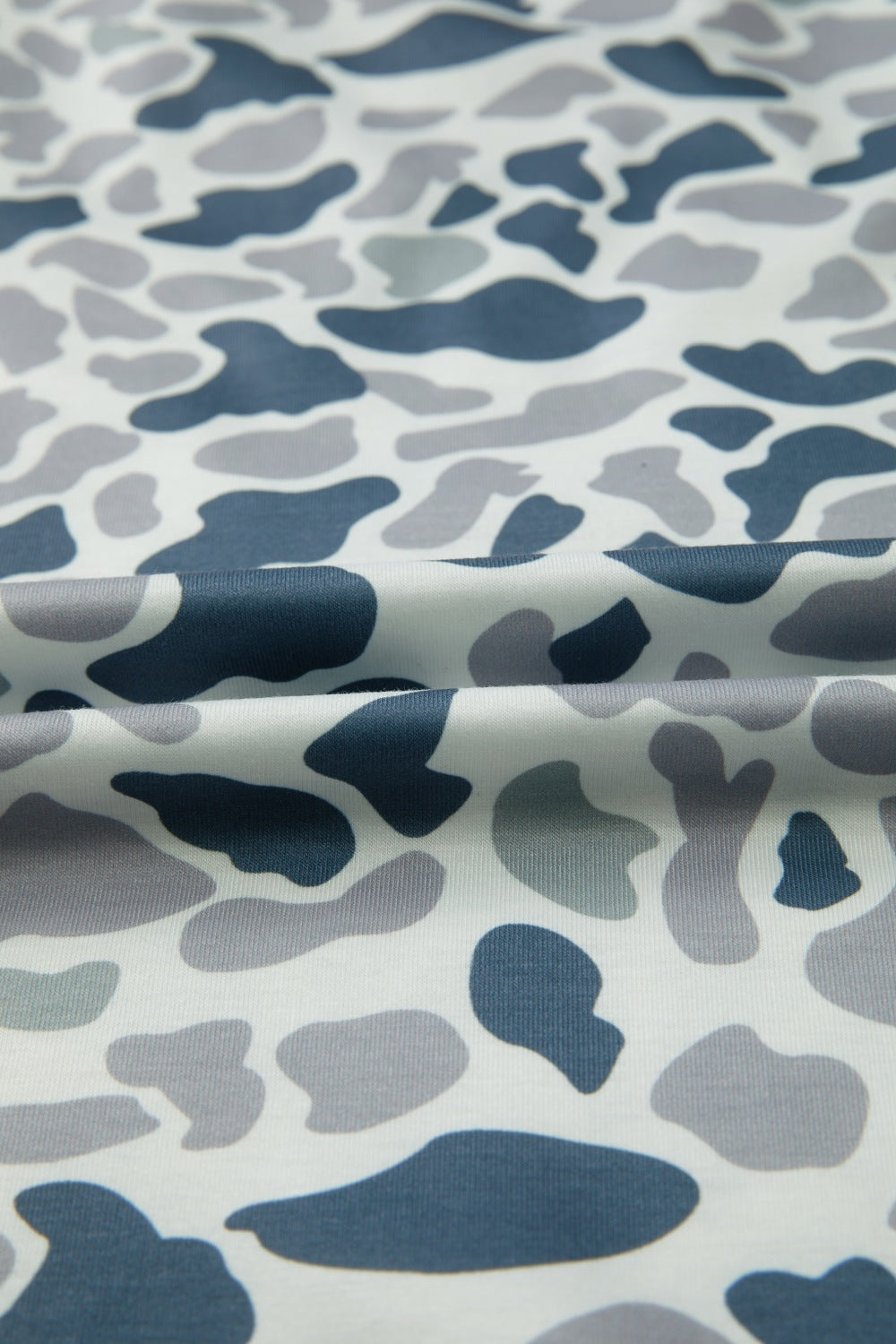 Camo print v-neck t-shirt with elastane fabric and elbow sleeves.