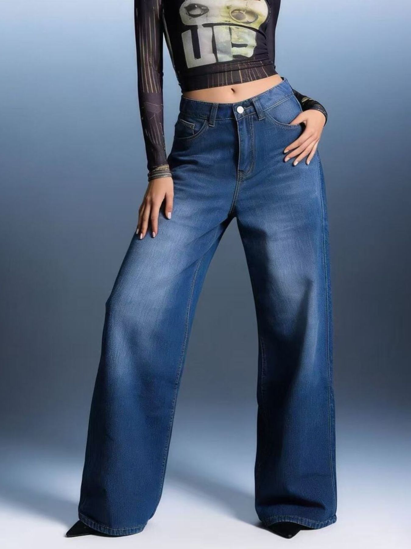 Cutout high-waisted wide-leg jeans in blue denim with button closure.