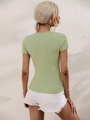Chic knit cutout t-shirt in light green with short sleeves and a ribbed texture.