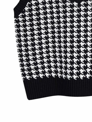 Houndstooth knit V-neck tank top in black and white.