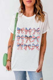 White t-shirt with a patriotic bow print, crew neck, short sleeves
