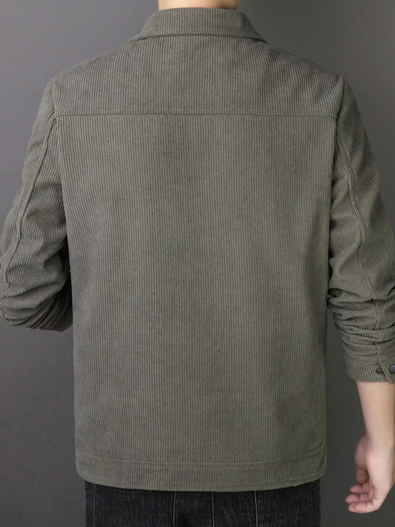 Casual corduroy button-down jacket in moss with buttoned cuffs and a classic collar.