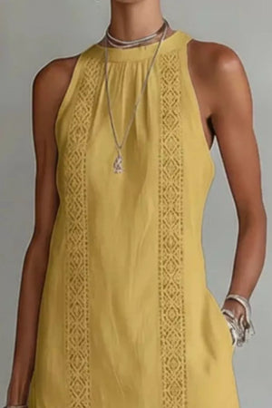 Elegant midi dress in gold with lace trim details and pockets.