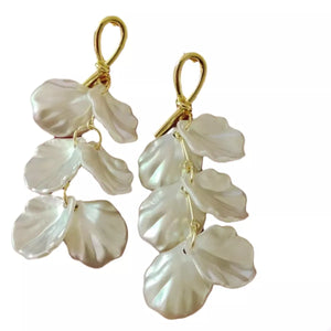 Elegant beige shell drop earrings with gold accents.
