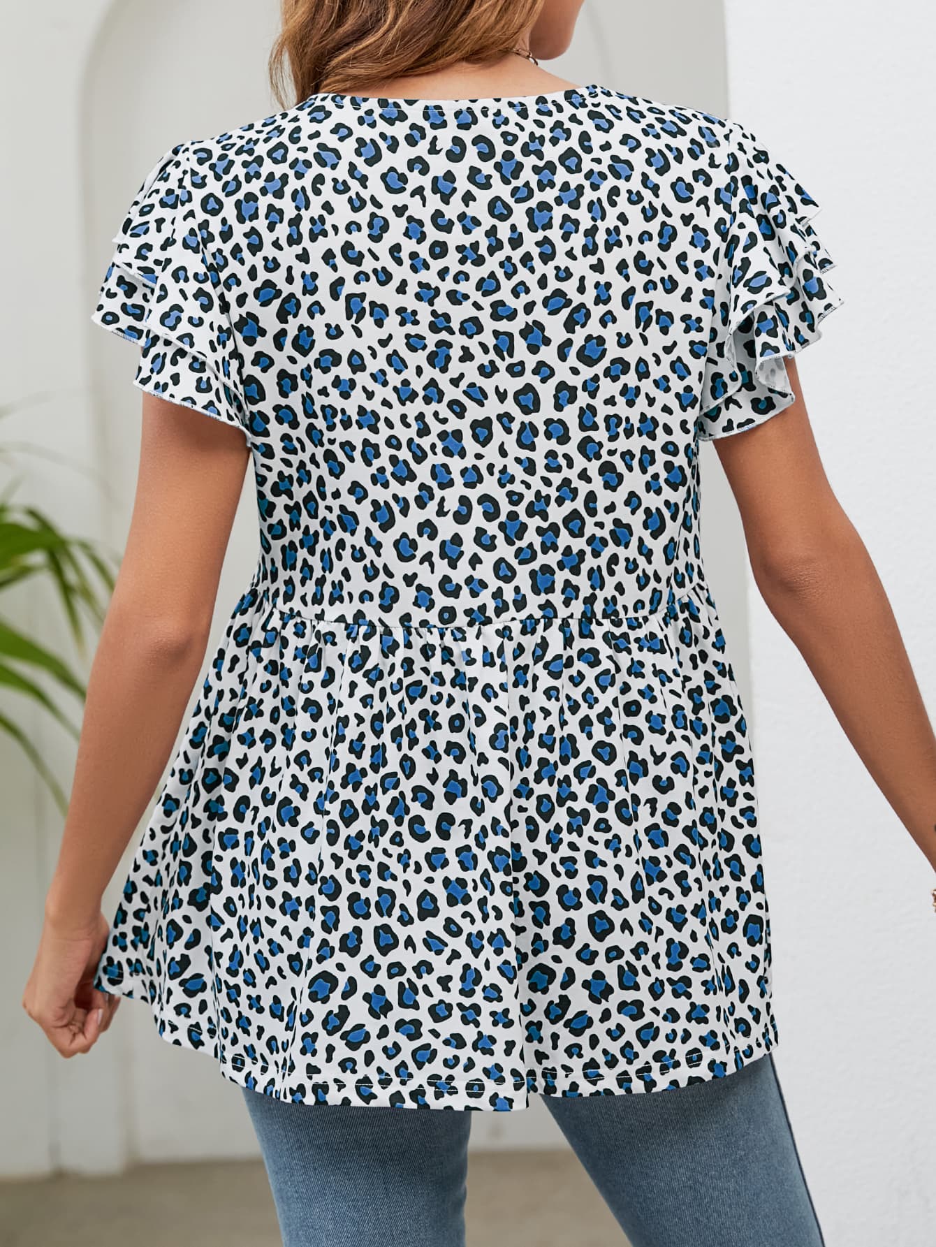 Babydoll blouse with flutter sleeves and blue leopard print, cinched waist