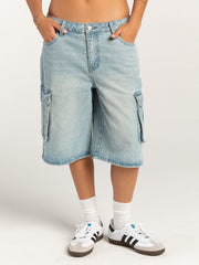 Light blue denim cargo bermuda shorts with buttoned closure and side pockets.