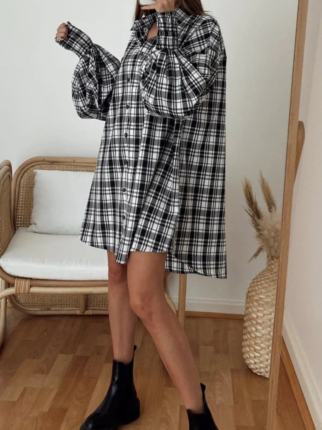 Overshirt with balloon sleeves in black and white plaid.
