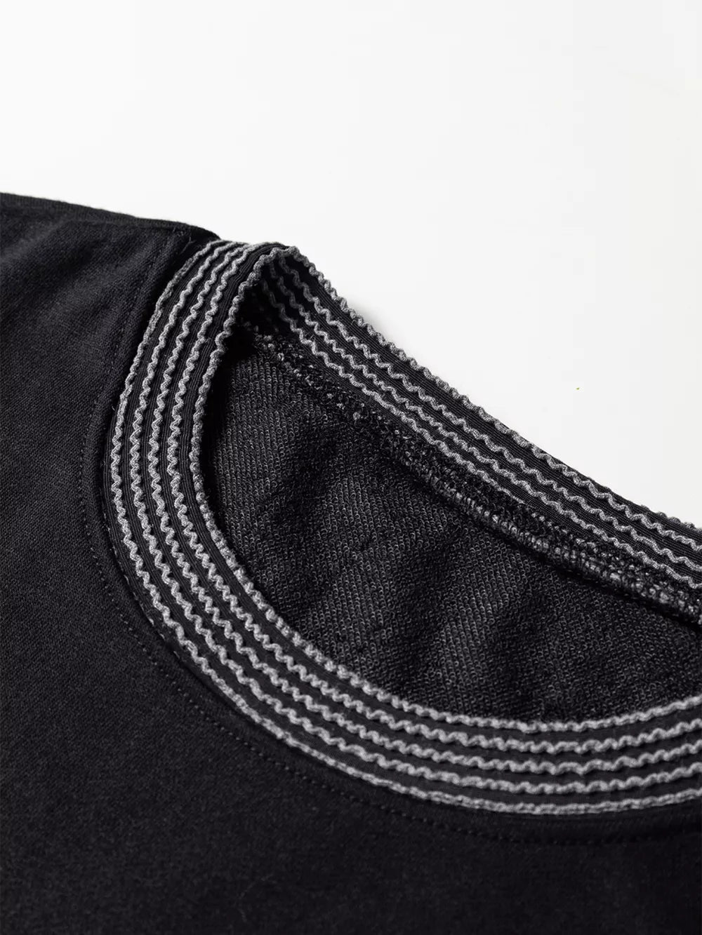 edgy t-shirt in Black with round neck