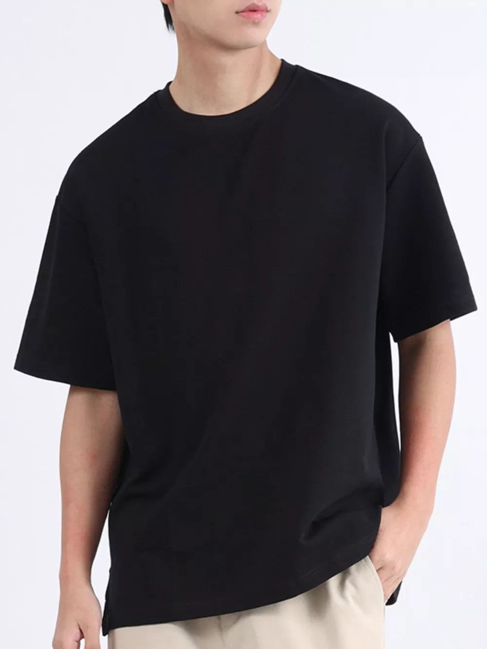 Men's black cotton basic round neck t-shirt with short sleeves.
