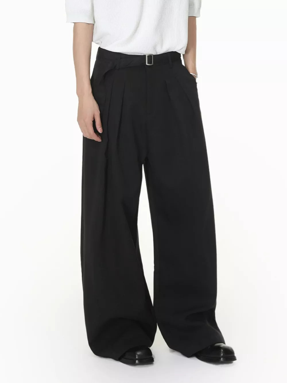 Black wide-leg pleated sweatpants with a belt and contemporary fit.